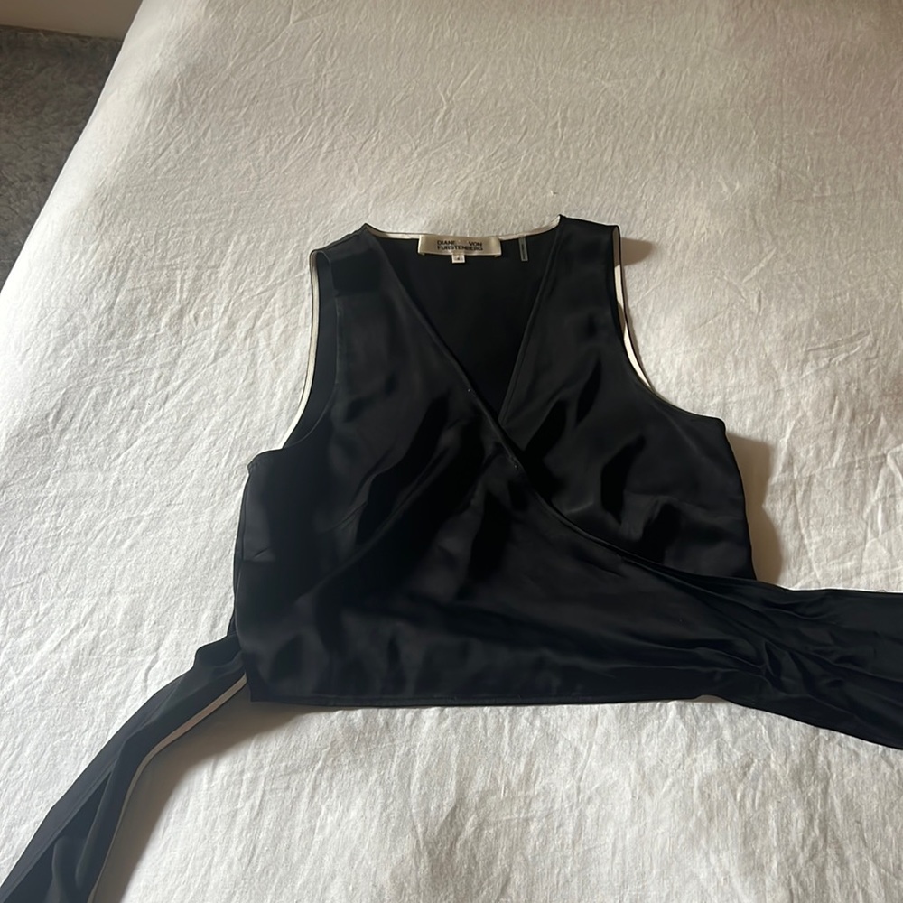 Diane Von Furstenburg silk wrap top with white detail size 4